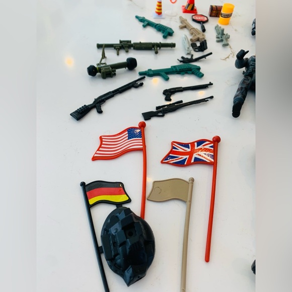 Vintage GI Joe Action Figure Lot w/ Mixed Toy Soldiers & Accessories. - Picture 7 of 10